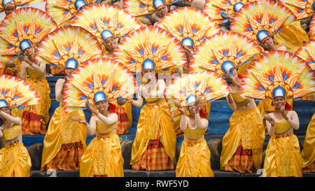 Les femmes en jaune à Binirayan Festival, San Jose, Antique - Philippines Banque D'Images