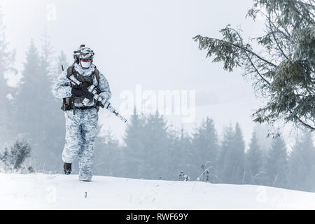 La guerre des montagnes de l'Arctique en hiver. Banque D'Images