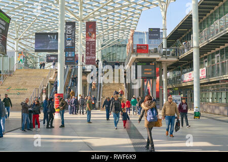 MILAN, ITALIE - 11 NOVEMBRE 2017 : vsitors assister à l'EICMA 2017. EICMA est un salon annuel, à Milan, Italie, avec les motos. Banque D'Images