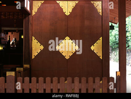 Porte en bois d'entrée japonais détails et modèles d'or Banque D'Images