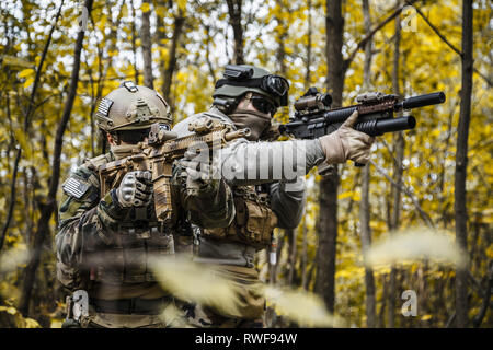 U.S. Marine Corps deux raiders Marsoc en tenue de camouflage dans la forêt. Banque D'Images