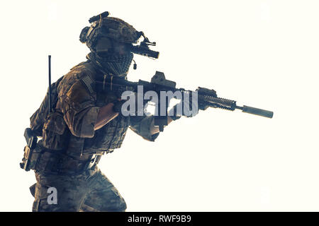 Portrait d'une armée Ranger dans le champ uniforme avec arme. Banque D'Images