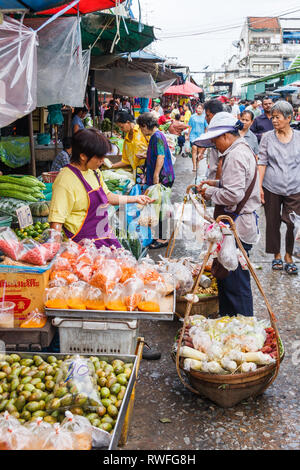 Bangkok, Thaïlande - 6 septembre 2009 : Shoppers sur Khlong Toei marché. Le marché est le plus grand marché traditionnel de la ville. Banque D'Images