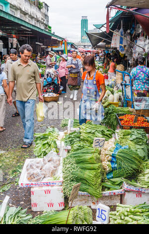 Bangkok, Thaïlande - 6 septembre 2009 : Shoppers sur Khlong Toei marché. Le marché est le plus grand marché traditionnel de la ville. Banque D'Images