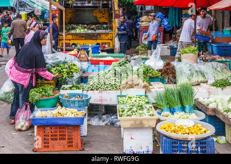 Bangkok, Thaïlande - 6 septembre 2009 : Shoppers sur Khlong Toei marché. Le marché est le plus grand marché traditionnel de la ville. Banque D'Images