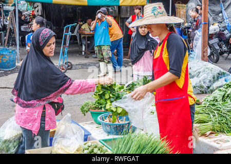 Bangkok, Thaïlande - 6 septembre 2009 : Shoppers sur Khlong Toei marché. Le marché est le plus grand marché traditionnel de la ville. Banque D'Images