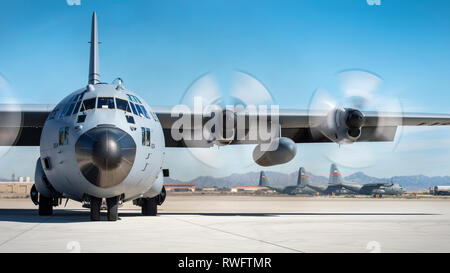 Un C-130 Hercules de la 133e Escadron de transport aérien se prépare à décoller sur un largage à Yuma (Arizona) Le 28 février, 2019. L'opération de cette année d'un Snowbird exercice consistait d'un partenariat entre l'aviation de l'état la 133e et 182e Airlift ailes, en préparation pour les futurs déploiements outre-mer. (U.S. Air National Guard photo de Tech. Le Sgt. Austen R. Adriaens) Banque D'Images