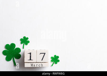 Calendrier bloc pour St Patrick's Day, le 17 mars, avec clover leaf vert, vert d'eau et de papier sur fond de bois blanc tag Banque D'Images