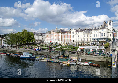 RICHMOND-upon-Thames, Royaume-Uni - 20 septembre 2015 : les personnes bénéficiant de l'ensoleillement et de belles vues sur l'rier sur un jour de fin d'été à Richmond, à l'ouest de Londres Banque D'Images