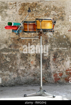 Bongo drums dans la rue, Cuba La Havane,bongos sur la promenade de La Havane Cuba Banque D'Images