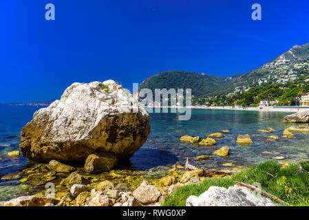 Mer Plage de pierres et rochers, Beausoleil, Nice, Nice, Alpes-Maritimes, Provence-Alpes-Côte d'Azur, Cote d'Azur, d'Azur, France. Banque D'Images