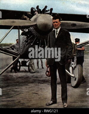 Lindbergh, Charles, 4.2.1902 - 26.8.1974, aviateur américain, pleine longueur, avant sa fuite à travers l'océan Atlantique, Roosevelt Field, New York, 20.5.1927, photographie couleur, carte de cigarette, série 'Die Nachkriegszeit', 1935, Additional-Rights Clearance-Info-Not-Available- Banque D'Images