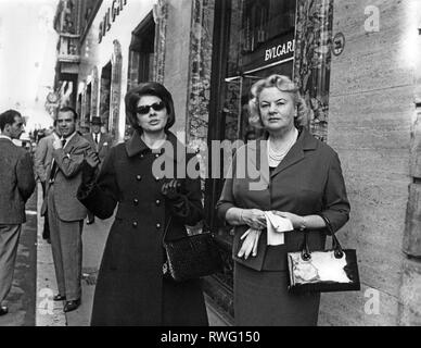 Soraya, 22.6.1932 - 25.10.2001, l'impératrice d'Iran 12.2.1951 - 6.4.1958, demi-longueur, avec sa mère Eva Esfandiary Bakhtiary, Rome, 1960 Additional-Rights Clearance-Info-Not-Available- Banque D'Images