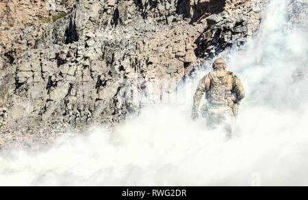 Les forces spéciales en action dans le désert, couverte par un écran de fumée. Banque D'Images