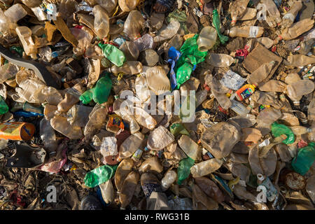 Libre de bouteilles et de détritus à Freetown, Sierra Leone. Banque D'Images