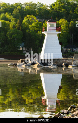 Phare marquant l'entrée du port de tête de lion, donnant sur un couvert de pollen de la baie Georgienne, en Ontario, Canaada Banque D'Images