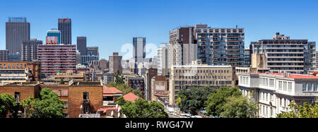 Johannesburg, Afrique du Sud, 17 février - 2019 : vue sur le centre-ville avec des gratte-ciel et immeubles à appartements. Banque D'Images