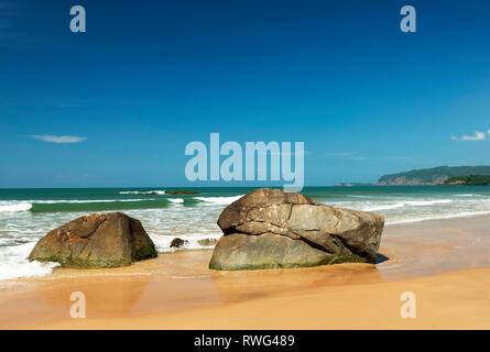 Des rochers sur la plage d'Agonda, à Goa, en Inde. Banque D'Images
