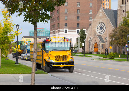 Autobus scolaire jaune dans la rue en ville de Buffalo. Vue frontale. Banque D'Images