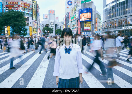 Lycéen japonais en uniforme le centre-ville de Tokyo Banque D'Images