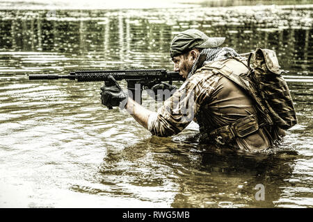 La taille de l'entrepreneur militaire privé dans l'eau et la boue. Banque D'Images