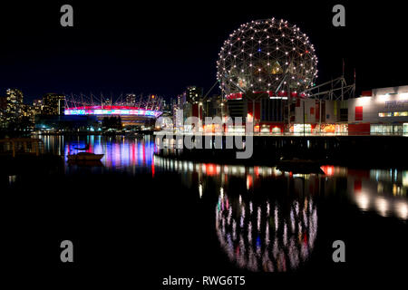 Le Telus World of Science de Vancouver (C.-B.). Le dôme géodésique de Science World de Vancouver et BC Place Stadium réfléchir sur les eaux de False Creek Banque D'Images