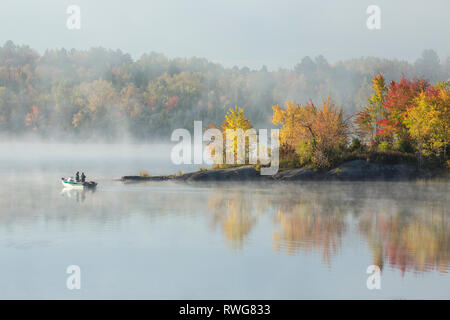 Les pêcheurs de matin d'automne brumeux, Vermilion River, le corégone, la Ville du Grand Sudbury (Ontario), Banque D'Images