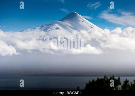 Région des lacs, CHILI - Décembre 2017 : une vue sur le volcan Osorno encore en activité au Lago Lianquihue. De son navire Le Beagle, Charles Darwin montre . Banque D'Images