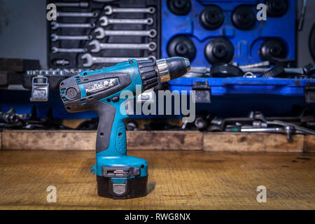 Close-up d'un tournevis manuel moderne bleu sur une table en métal dans le contexte d'une boîte à outils dans un atelier. Close-up Carpenter's Tool Kit Banque D'Images