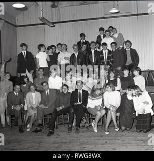 1965, adultes et jeunes à un club de jeunes se réunissent pour une photo de groupe, England, UK. Banque D'Images