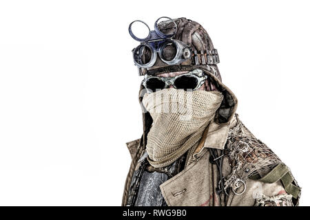 Portrait en gros plan d'un survivant de l'apocalypse post portant un sac en lambeaux de chiffons, un masque et des lunettes de soleil. Banque D'Images