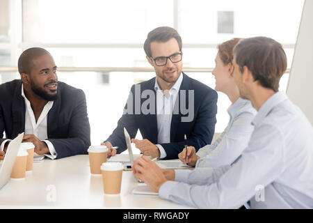 Les gens d'affaires millénaire divers dans la salle de conférence de négociation Banque D'Images