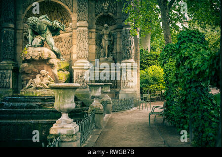 La fontaine Médicis La fontaine Médicis (fr), une fontaine monumentale dans le Jardin du Luxembourg dans le 6ème arrondissement de Paris. Banque D'Images