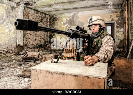 Sniper militaire armé d'un fusil de calibre .50 sur bipied. Banque D'Images