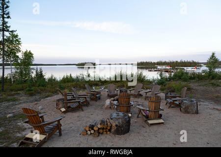 Sièges autour du feu à Gangler's Lodge à Manitoba, Canada. Le lodge de pêche et d'aventure opertaes sur la région distante. Banque D'Images