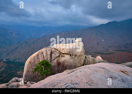 Vue du pic, Ulsanbawi. Le Parc National de Seoraksan, Corée du Sud Banque D'Images