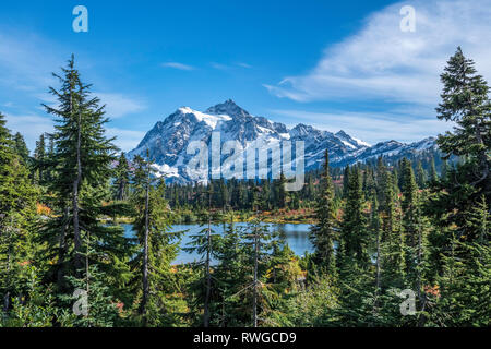 WASHINGTON - le Mont Shuksan se reflétant dans Picture Lake dans la zone de loisirs de Heather Meadows dans le nord de Cascades.les couleurs d'automne sont abondantes dans la végétation. Banque D'Images