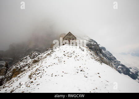 Le Club alpin du Canada's Refuge du Col Abbot, sur la ligne continentale de partage et la Colombie-Britannique / frontière de l'Alberta, près du lac Louise, Alberta, Canada. Banque D'Images