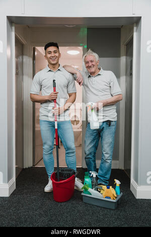 Portrait de deux préposés au travail avec des équipements de nettoyage. Banque D'Images