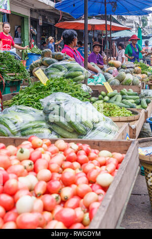 Bangkok, Thaïlande - 6 septembre 2009 : Les vendeurs sur le marché Khlong Toei. Le marché est le plus grand marché traditionnel de la ville. Banque D'Images