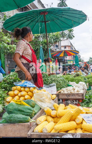 Bangkok, Thaïlande - 6 septembre 2009 : Les vendeurs sur le marché Khlong Toei. Le marché est le plus grand marché traditionnel de la ville. Banque D'Images