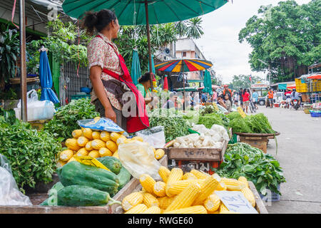 Bangkok, Thaïlande - 6 septembre 2009 : Les vendeurs sur le marché Khlong Toei. Le marché est le plus grand marché traditionnel de la ville. Banque D'Images