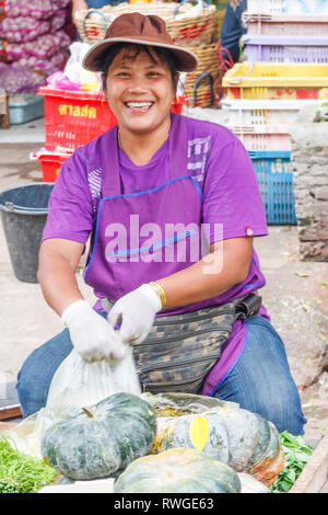 Bangkok, Thaïlande - 6 septembre 2009 : Smiling vendeur sur le marché de Khlong Toei. Le marché est le plus grand marché traditionnel de la ville. Banque D'Images