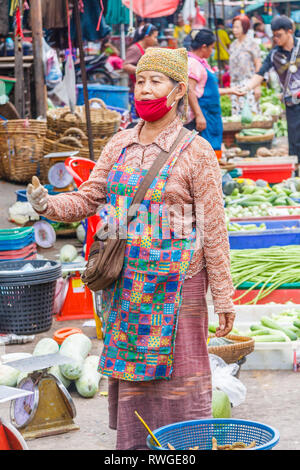 Bangkok, Thaïlande - 6 septembre 2009 : vendeur sur le marché de Khlong Toei. Le marché est le plus grand marché traditionnel de la ville. Banque D'Images