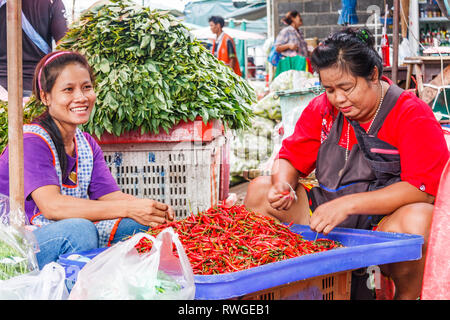 Bangkok, Thaïlande - 6 septembre 2009 : le tri des fournisseurs sur le marché piments Khlong Toei. Le marché est le plus grand marché traditionnel de la ville. Banque D'Images