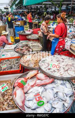 Bangkok, Thaïlande - 6 septembre 2009 : Les vendeurs sur le marché Khlong Toei. Le marché est le plus grand marché traditionnel de la ville. Banque D'Images