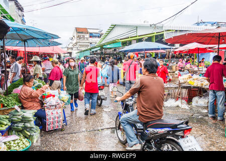 Bangkok, Thaïlande - 6 septembre 2009 : Shoppers sur Khlong Toei marché. Le marché est le plus grand marché traditionnel de la ville. Banque D'Images