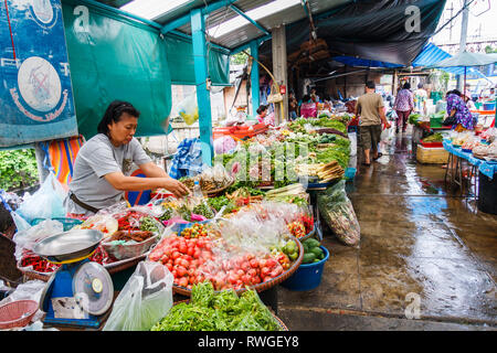 Bangkok, Thaïlande - 6 septembre 2009 : Les vendeurs sur le marché Khlong Toei. Le marché est le plus grand marché traditionnel de la ville. Banque D'Images