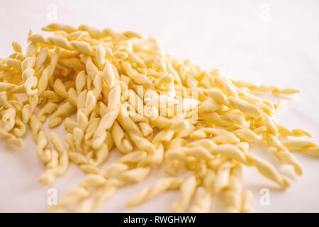 Close up still life de l'italien des pâtes fusilli al ferretto sur fond blanc Banque D'Images