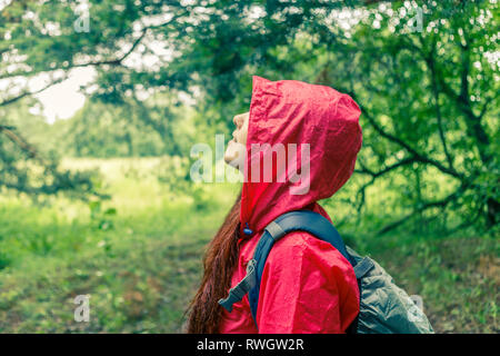 Side view of woman in hood Banque D'Images